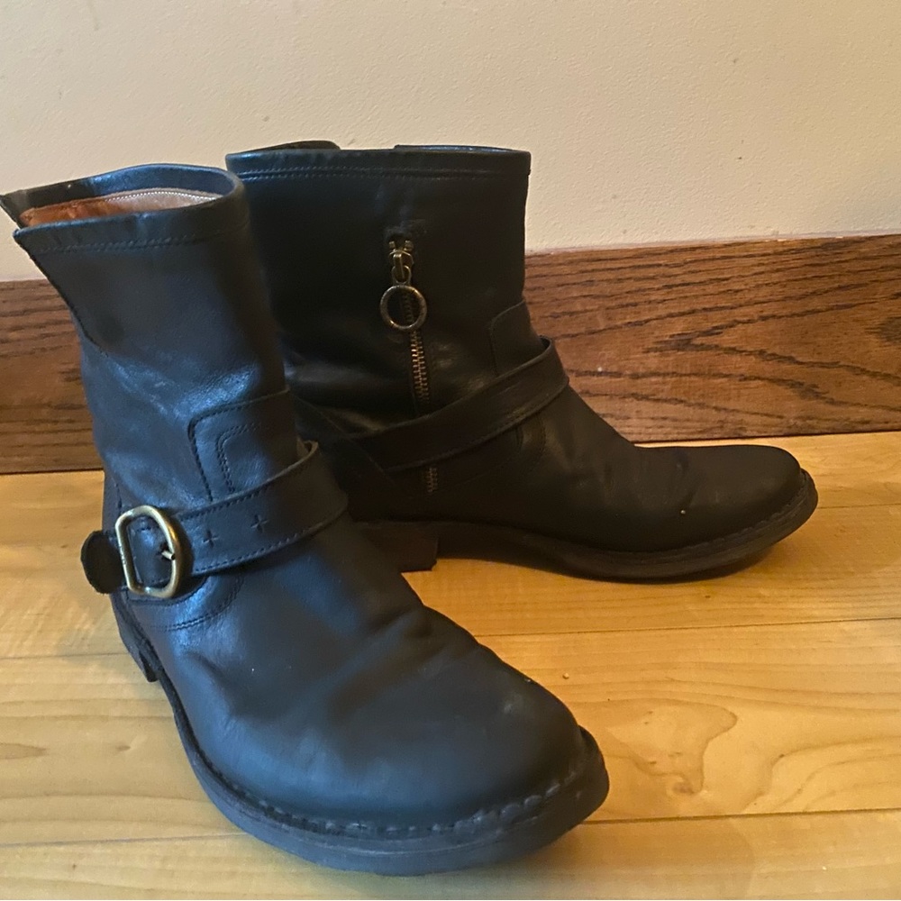 Women’s black ankle authentic Fiorentini + Baker. In excellent condition.